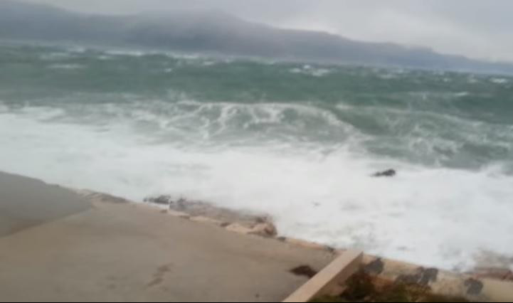 TOTALNI HAOS NA JADRANU! Užasno nevreme, PIJAVICA PROTUTNJALA UMAGOM! Na snazi CRVENI METEO ALARM!